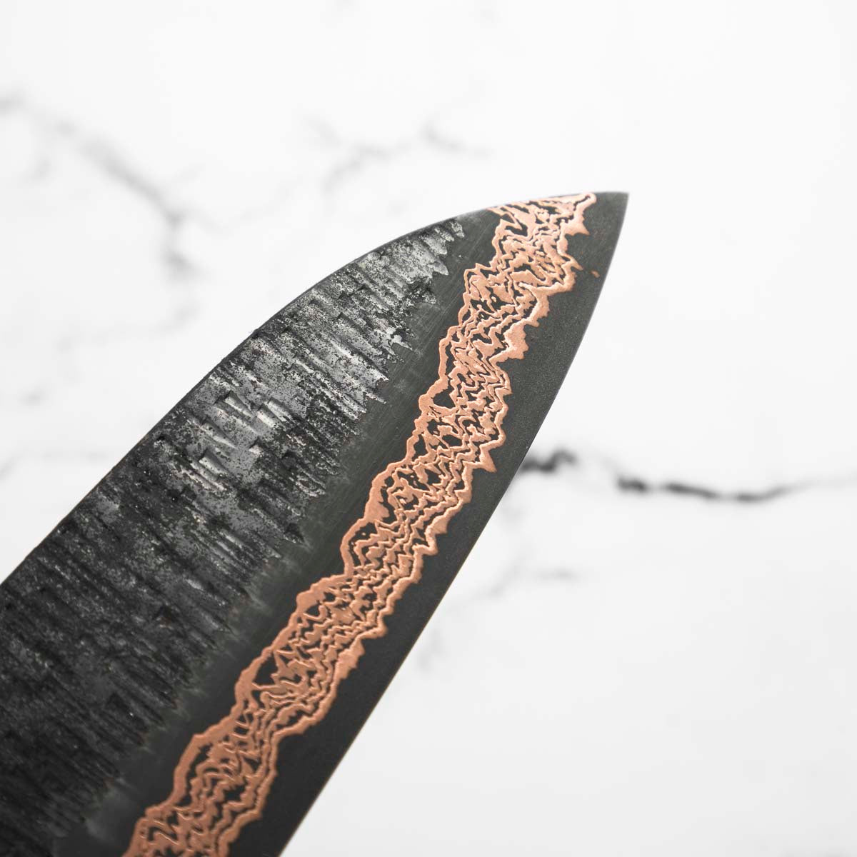 Hatsukokoro Yorokobi Kurouchi SLD Damascus Tsuchime Santoku 180mm - Carbon Fibre